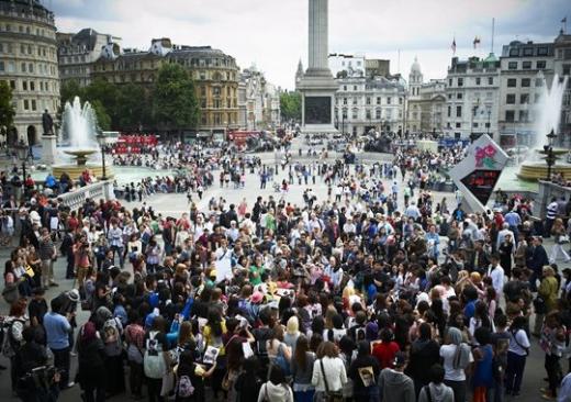 런던 트라팔가 광장에서 펼쳐진 YG소속 가수들의 영국 공연을 요구하는 플래시몹 행사 ⓒ사진=YG엔터테인먼트 제공 