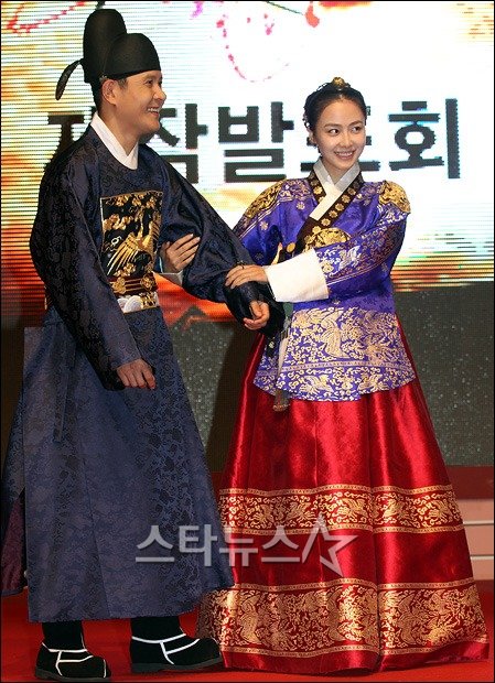 배우 이민우가 13일 오후 서울 신라호텔에서 열린 KBS 2TV '공주의 남자' 제작발표회에서 홍수현의 부축을 받아 무대로 이동하고 있다 ⓒ사진=이명근 기자