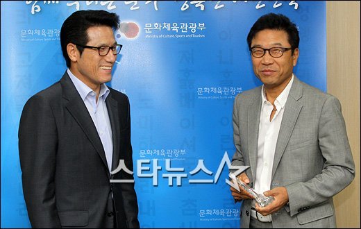 정병국 문화체육관광부 장관(왼쪽)과 SM엔터테인먼트 이수만 프로듀서 ⓒ이명근 기자