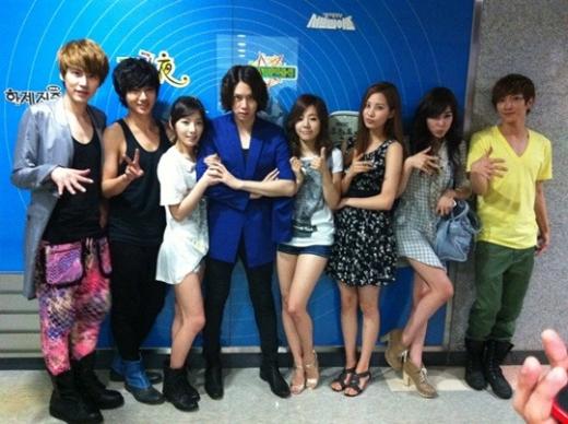 슈퍼주니어와 소녀시대 멤버들 <사진출처=김희철 트위터>>