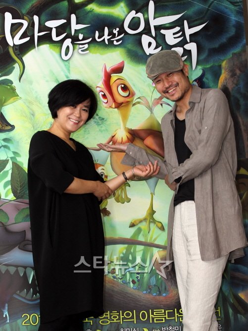한국 애니 사상 첫 100만명 돌파를 이룬 '마당을 나온 암탉' 제작사 명필름의 심재명 대표(왼쪽)와 오성윤 감독. ⓒ이명근 기자