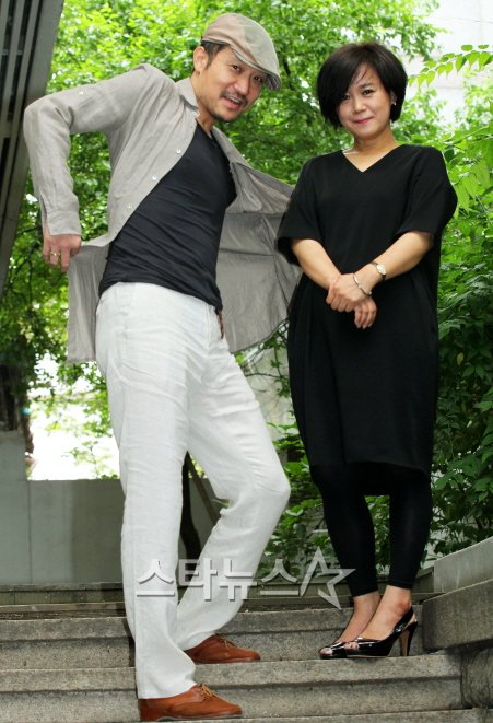 한국 애니 사상 첫 100만명 돌파를 이룬 '마당을 나온 암탉' 오성윤 감독(왼쪽)과 제작사 명필름의 심재명 대표. ⓒ이명근 기자.