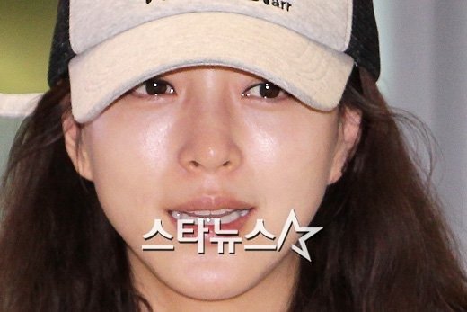 배우 한예슬이 17일 오후 인천국제공항을 통해 귀국 직후 심겸을 밝히고 있다 ⓒ사진=이기범 기자