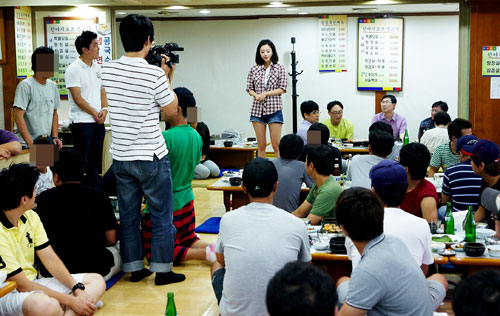 한예슬이 18일 오후 '스파이명월' 출연진·제작진에게 사과를 하고 있다 <사진=이김프로덕션>