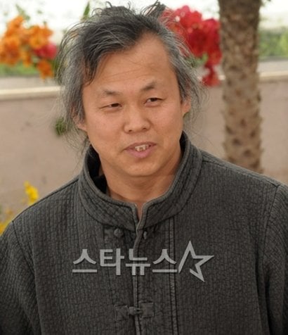 '아멘'으로 16회 부산국제영화제를 찾는 김기덕 감독. 올해 부산국제영화제에는 60년대를 풍미한 김기덕 감독의 회고전과 '아리랑'으로 영화계에 복귀한 김기덕 감독이 나란히 초청됐다. 