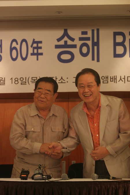 가수 겸 MC 송해(왼쪽)와 방송인 이상벽 