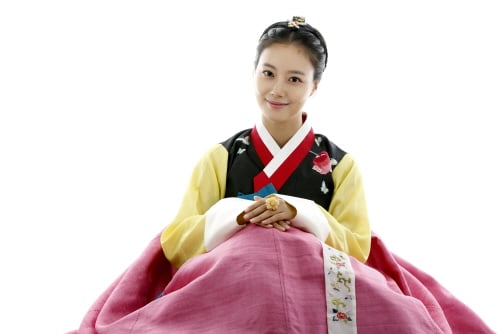 포토 :김형선<br /><br />
한복 협찬 :미주원 우리옷('공주의 남자' 협찬사)<br /><br />
쥬얼리 협찬 : 마인앤코(전통장인이 만드는 원석 수공 장식구)<br /><br />
