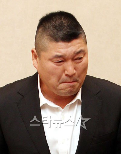 강호동이 지난 9일 오후 열린 기자회견에서 잠정 은퇴를 밝힌 뒤 눈물 짓고 있다. ⓒ사진=임성균 기자