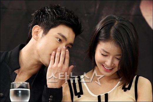 최시원이 15일 오후 열린 '포세이돈' 제작발표회에서 이시영에게 말을 걸고 있다 ⓒ사진=임성균 기자