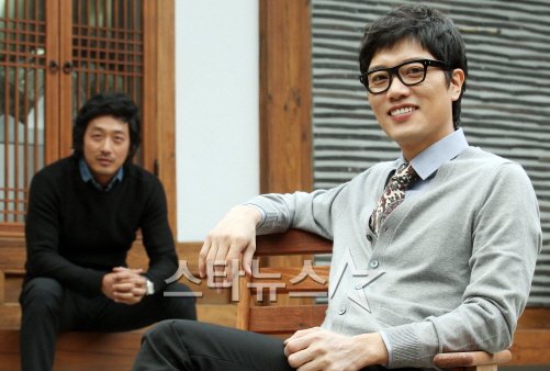 박희순이 영화 '의뢰인' 인터뷰를 앞두고 사진을 찍고 있다. 뒷자리에 그와 호흡을 함께 맞춘 하정우가 지켜보고 있다. 이동훈 기자 photoguy@