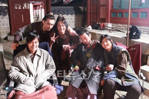 (왼쪽부터)이서진(계백 역), 김현성(문근 역), 고윤후(대수 역), 윤다훈(독개 역), 장희웅(용수 역) ⓒ사진=위드인엔터테인먼트 제공  