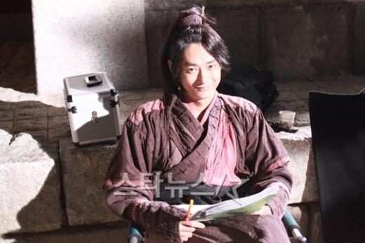 MBC '계백' 촬영현장에서 대본을 확인하고 있는 배우 고윤후 ⓒ사진=위드인엔터테인먼트 제공  