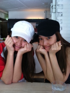 ↑f(x)크리스탈(왼쪽)과 소녀시대 제시카   ⓒ출처= 인터넷 팬 페이지