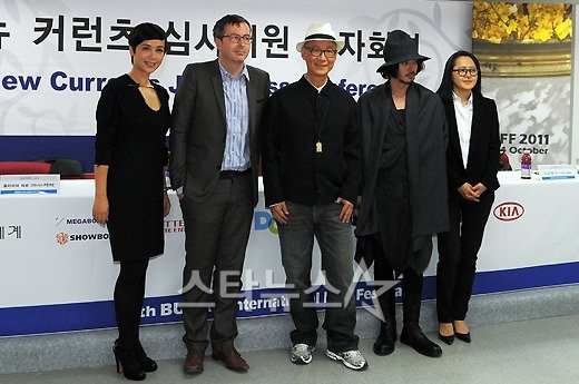 사진 왼쪽부터 감독 겸 배우 지앙 웬리, 로카르노영화제 집행위원장 올리비에 페르, 욘판 심사위원장, 배우 오다기리 조, 영화사 봄 오정완 대표 ⓒ최준필 인턴기자