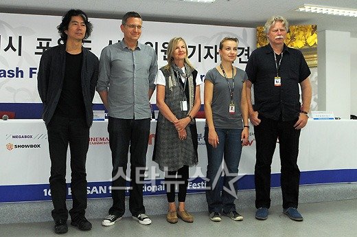 사진 왼쪽부터 전수일 감독, 토마스 하일러 감독, 질리안 암스트롱 심사위원장, 배우 안나마리아 마린카, 프리드릭 토르 프리드릭슨 감독 ⓒ최준필 인턴기자