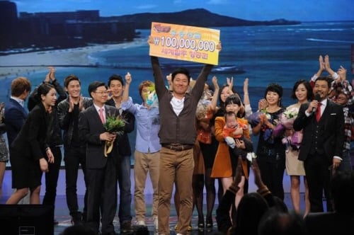 지난 6일 생방송으로 진행된 KBS 2TV '도전자'에서 최종 우승한 김호진이 기뻐하고 있다 <사진=KBS>