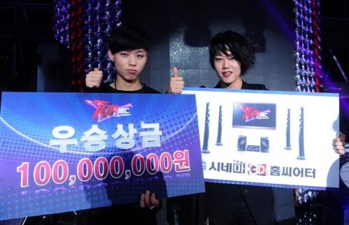 톡식의 김슬옹(왼쪽)과 김정우가 15일 KBS 2TV \'톱밴드\' 우승 직후 상금과 부상을 받은 모습 <사진=KBS>