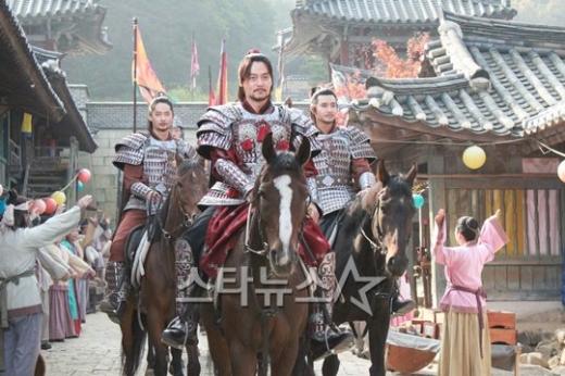 (왼쪽부터)백제로 금의환향하고 있는 대수(고윤후 분), 계백(이서진 분), 용수(장희웅 분) ⓒ사진=위드인 엔터테인먼트 제공 