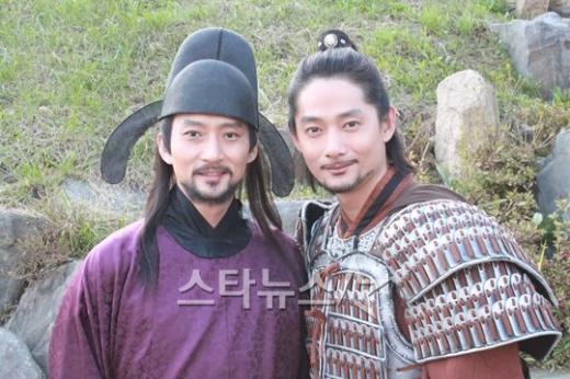 '닮은꼴 배우' 춘추 역 이동규(왼쪾)와 고윤후 ⓒ사진=위드인 엔터테인먼트 제공 