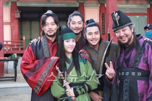 (왼쪽부터)이서진, 효민, 고윤후, 장희웅, 김진호 ⓒ사진=위드인 엔터테인먼트 제공 