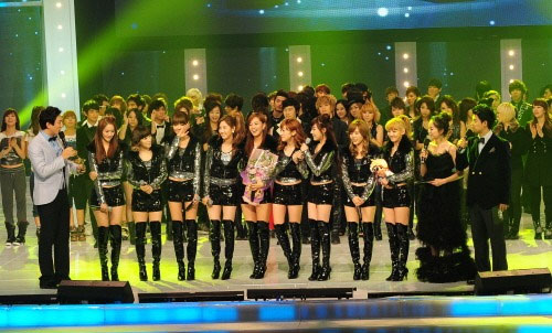 2010 KBS 가요대축제에서 '시청자가 뽑은 최고 인기가요상'을 수상한 소녀시대 <사진=KBS>