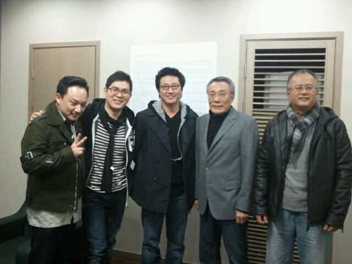 (왼쪽부터)가수 신해철, 개그맨 김용만, 배우 박신양, 소설가 황석영, 배우 송승환. ⓒ출처=박신양 트위터.