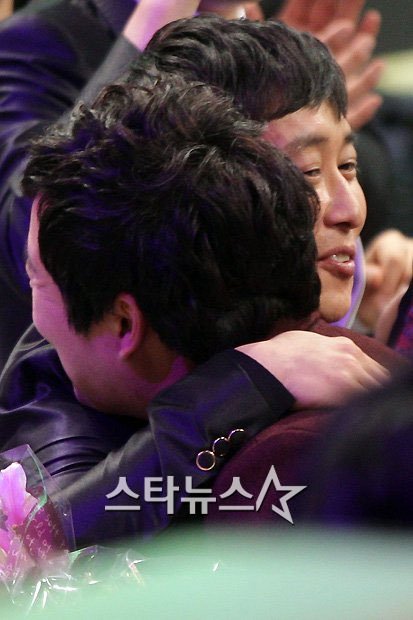 김병만이 24일 열린 2011 KBS연예대상 시상식에서 쇼오락부문 최우수상을 수상한 이수근을 축하하고 있다 ⓒ사진=이기범 기자