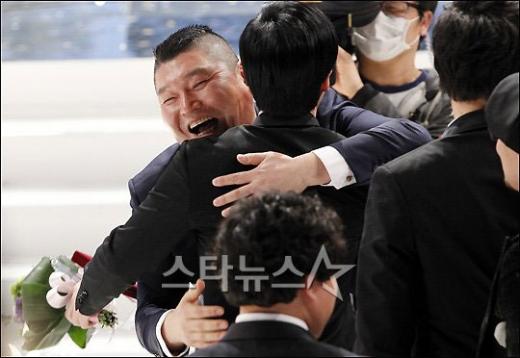 지난 2010 MBC 연예대상에서 대상을 차지한 유재석과 포옹하는 강호동 ⓒ스타뉴스