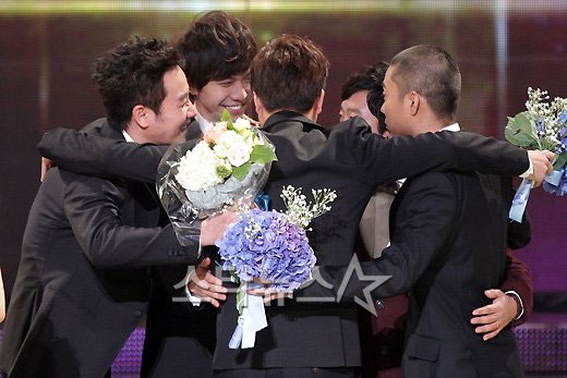 2011 KBS 연예대상 시상식에서 강호동 부재 가운데 대상을 수상한 '1박2일' 멤버들 ⓒ이기범 기자