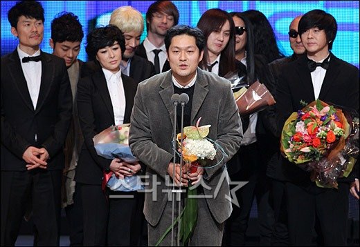 '나는 가수다' 출연진과 이병혁 PD(가운데) ⓒ이동훈 기자