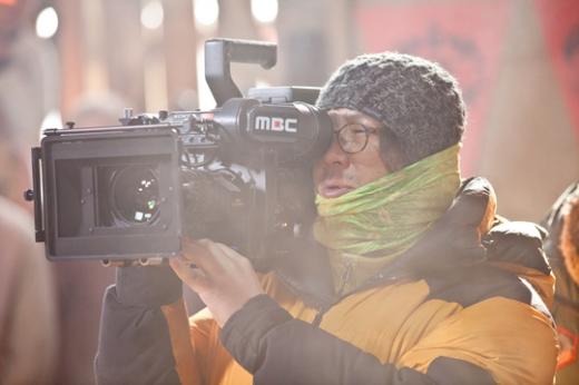 MBC '해를 품은 달'을 촬영중인 송인혁 촬영감독 ⓒ사진=MBC 제공 