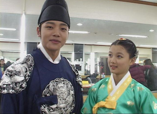 여진구(왼쪽)와 김유정 <사진=엠넷 '와이드 연예뉴스'>