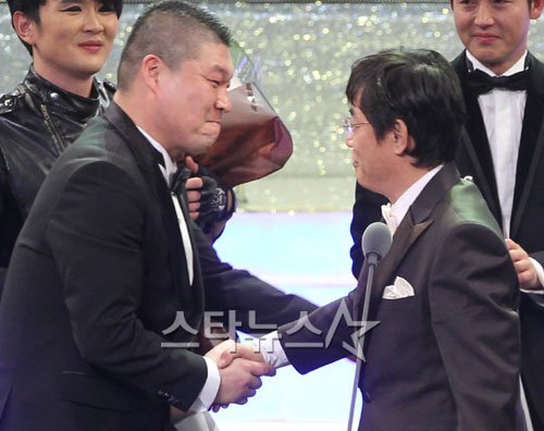 지난 2010 KBS 연예대상에서 강호동이 대상을 받은 이경규에게 축하를 건네고 있다 ⓒ스타뉴스