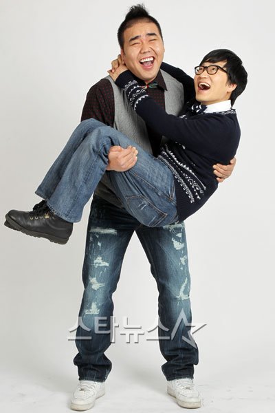 개그맨 김영민(앞)과 김지호(뒤) ⓒ사진=임성균 기자