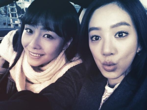 배우 홍수현(왼쪽)과 정려원. ⓒ출처=정려원 트위터