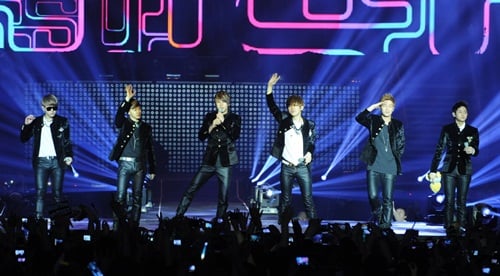 KBS 2TV '뮤직뱅크 인 파리' 공연 중인 비스트 <사진제공=KBS>