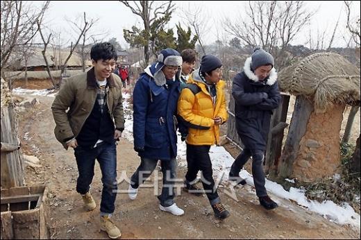 '1박2일' 멤버들이 10일 오전 오프닝 촬영을 마치고 미션 행을 위해 이동하고 있다 ⓒ정읍(전북)=임성균 기자