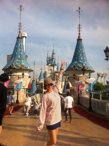 Kara’s Nicole: a surprise appearance at an amusement park