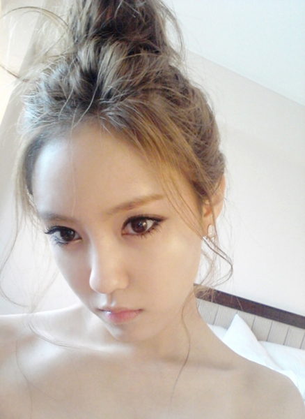 T-ara’s Hyomin shows off her sexy collarbone
