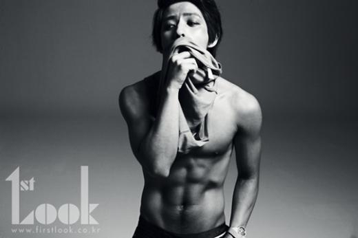 Super Junior’s Kibum shows off his sexy abs
