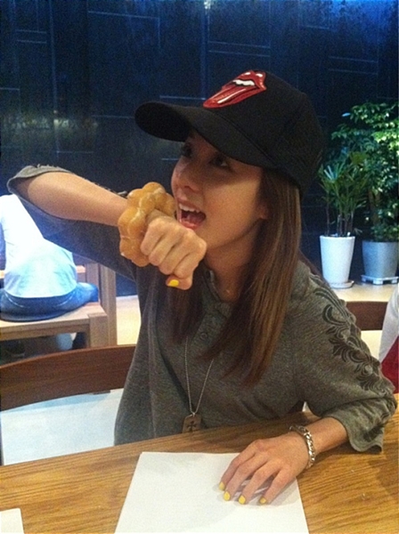 2NE1′s Sandara Park recommends a donut-shaped bracelet as a new fashion item