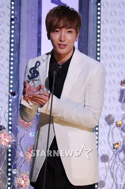 Leeteuk disturbs Tiffany’s emceeing? “It’s a misunderstanding.”