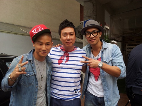 Mighty Mouth posing friendly with Lee Sang Min
