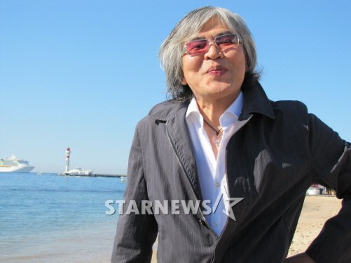 24일(현지시간) 제65회 칸국제영화제 경쟁부문에 초청된 '돈의 맛' 임상수 감독이 칸 해변에서 인터뷰 포즈를 취하고 있다. 칸(프랑스)=전형화 기자