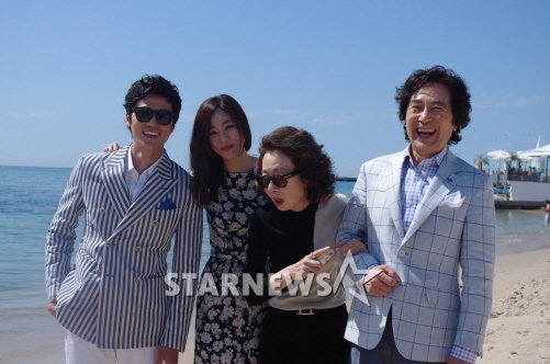 24일 '돈의 맛'에 출연한 김강우 김효진 윤여정 백윤식이 프랑스 칸 해변에서 사진을 찍고 있다. 윤여정이 모래에 발을 잘못 딛자 백윤식이 폭소를 터뜨리고 있다. 칸(프랑스)=전형화 기자