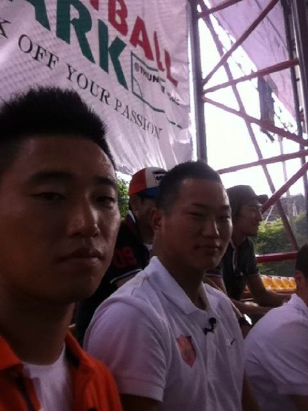 Leessang’s Gary and Jung Dae Se taking a picture together: “Which one is Gary?”