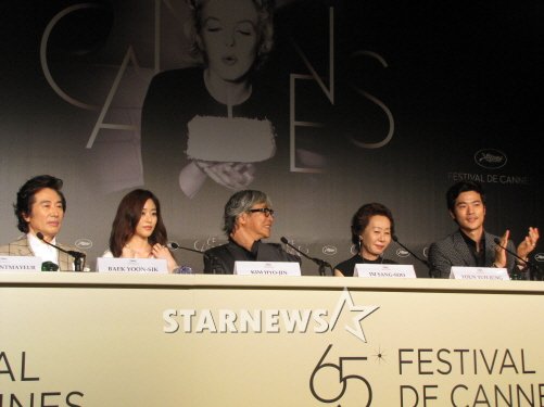 26일(현지시간) 프랑스 칸 빨레 드 페스트발 내 기자회견장에 참석한 백윤식 김효진 임상수감독 윤여정 김강우. 칸(프랑스)=전형화 기자