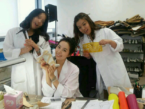 김유미(가운데)와 지니킴(오른쪽)