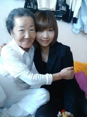 <br /><br />
친정 증손녀 공민지 양과 포즈를 취한 고 공옥진 여사 ⓒ공민지 미투데이