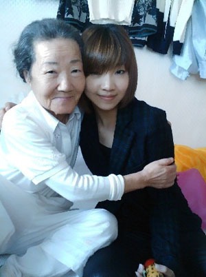 고 공옥진 여사(왼쪽)와 2NE1 공민지 ⓒ공민지 미투데이